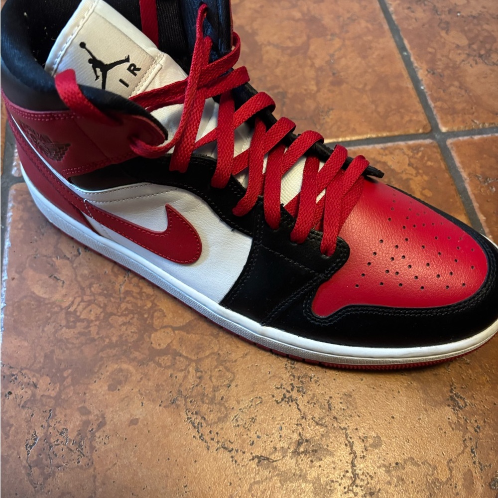 Air Jordan 1 Mid Alternate Bred Toe